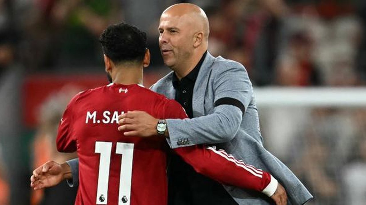 Pelatih Liverpool asal Belanda, Arne Slot, memeluk striker Mesir nomor punggung 11, Mohamed Salah, setelah pertandingan Premier League Inggris antara Liverpool dan Bournemouth di Anfield,