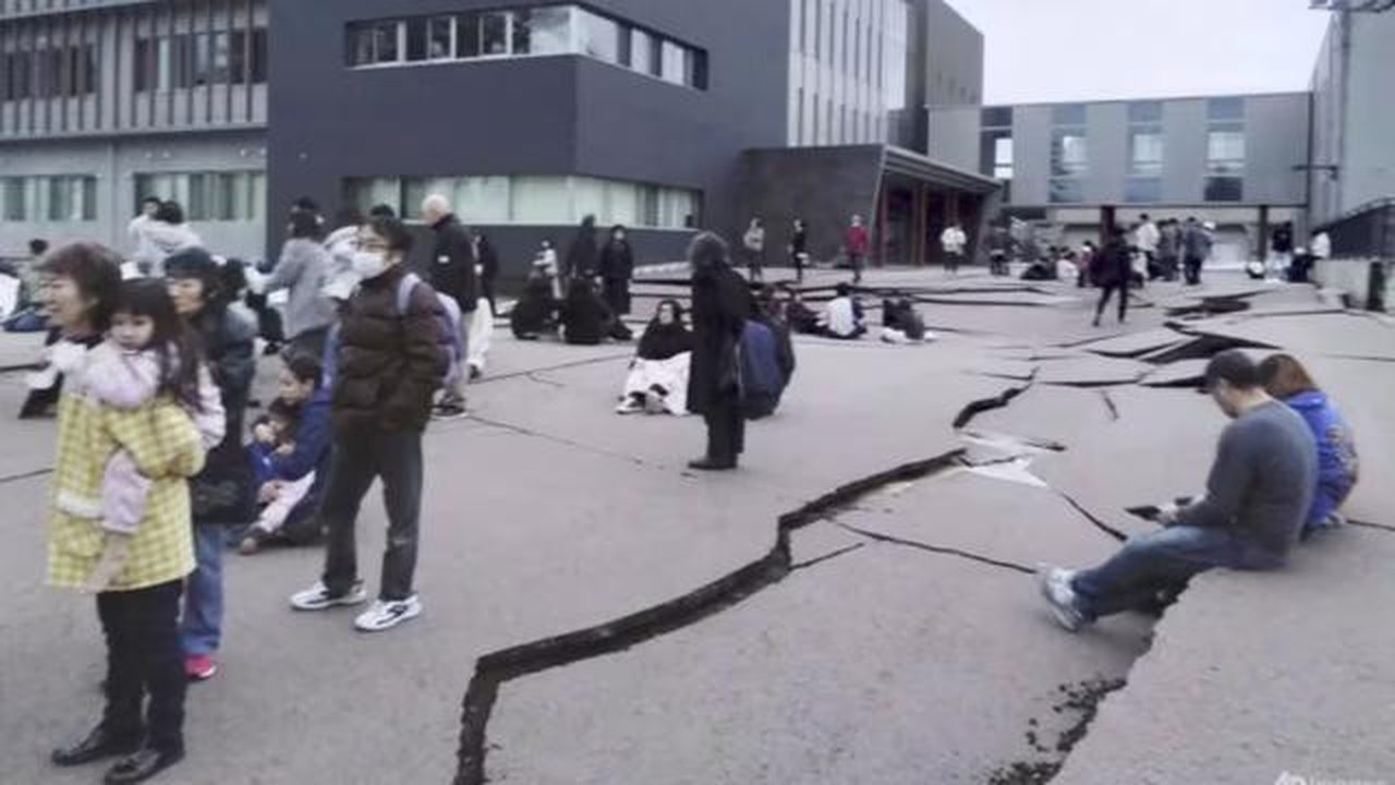 Retakan terlihat di tanah di Wajima, prefektur Ishikawa, Jepang pada 1 Januari 2024 setalah gempa bumi. (Foto: Berita Kyodo melalui AP)