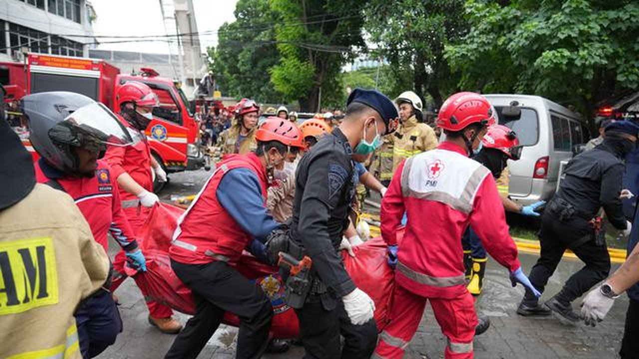 Petugas terus melakukan penyisiran ke seluruh bagian gedung hingga lantai enam. Tampak dalam foto, personel dari Dinas Penanggulangan Kebakaran dan Penyelamatan dibantu tim dari Brimob Polri