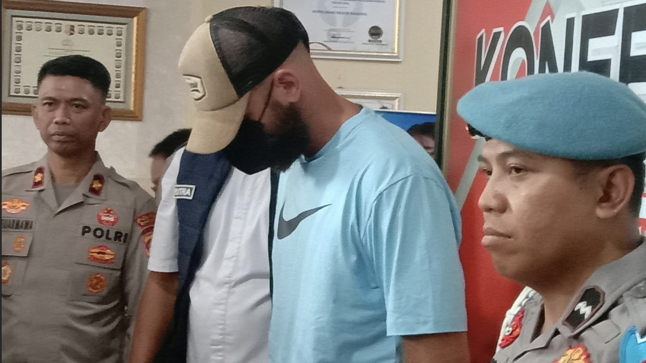 Bule Asal Perancis Tendang Polisi Saat Ditangkap, Ternyata Mau Edarkan Ganja dan Kokain