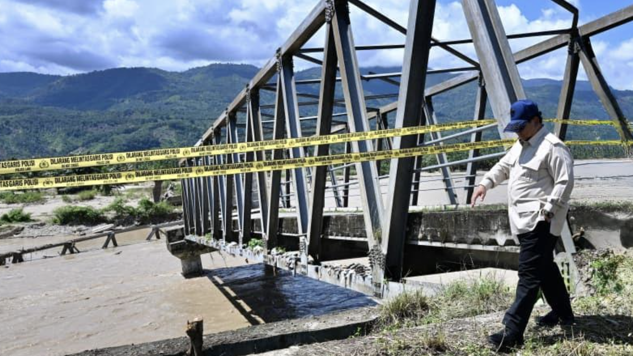 Presiden Prabowo Tinjau Jembatan Pante Dona Aceh Putus Diterjang Banjir