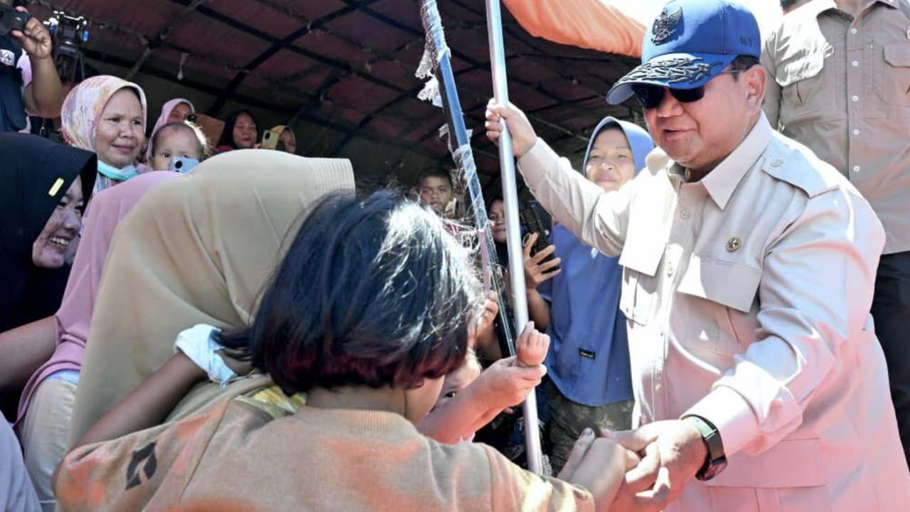 Momen Prabowo Bertemu Anak-Anak dan Korban Banjir saat Tinjau Aceh