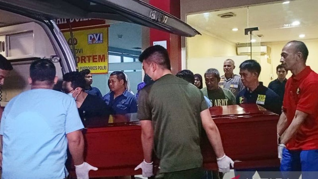 RS Polri Kramat Jati telah serahkan dua jenazah korban kebakaran ruko Terra Drone Kemayoran kepada keluarga. Tiga korban berhasil diidentifikasi, namun satu belum diserahkan.