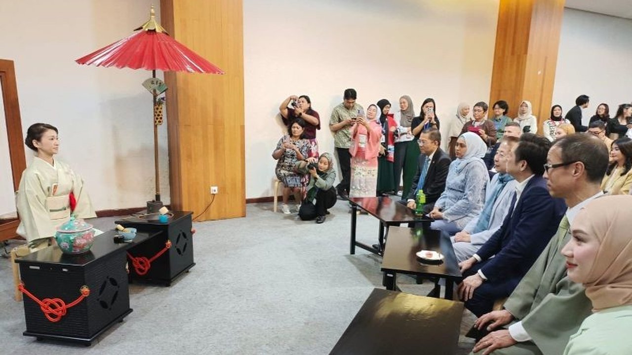Teh hijau bubuk khas Jepang, Matcha, kini semakin digemari di berbagai negara, termasuk Indonesia, dengan inovasi penyajian modern yang menarik perhatian.
