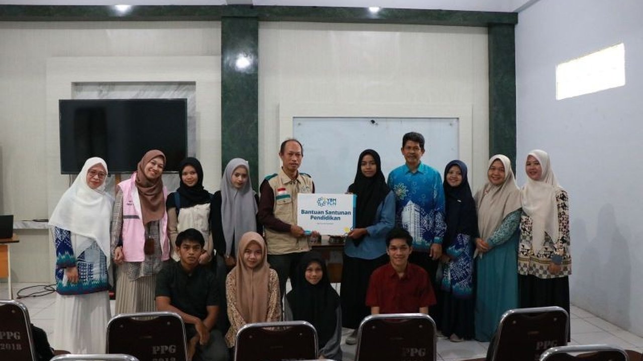 PT PLN (Persero) UIP Sulawesi melalui YBM menyalurkan Beasiswa PLN UIP Sulawesi kepada 19 mahasiswa UMI dan Unismuh Makassar, wujud komitmen tingkatkan kualitas pendidikan.