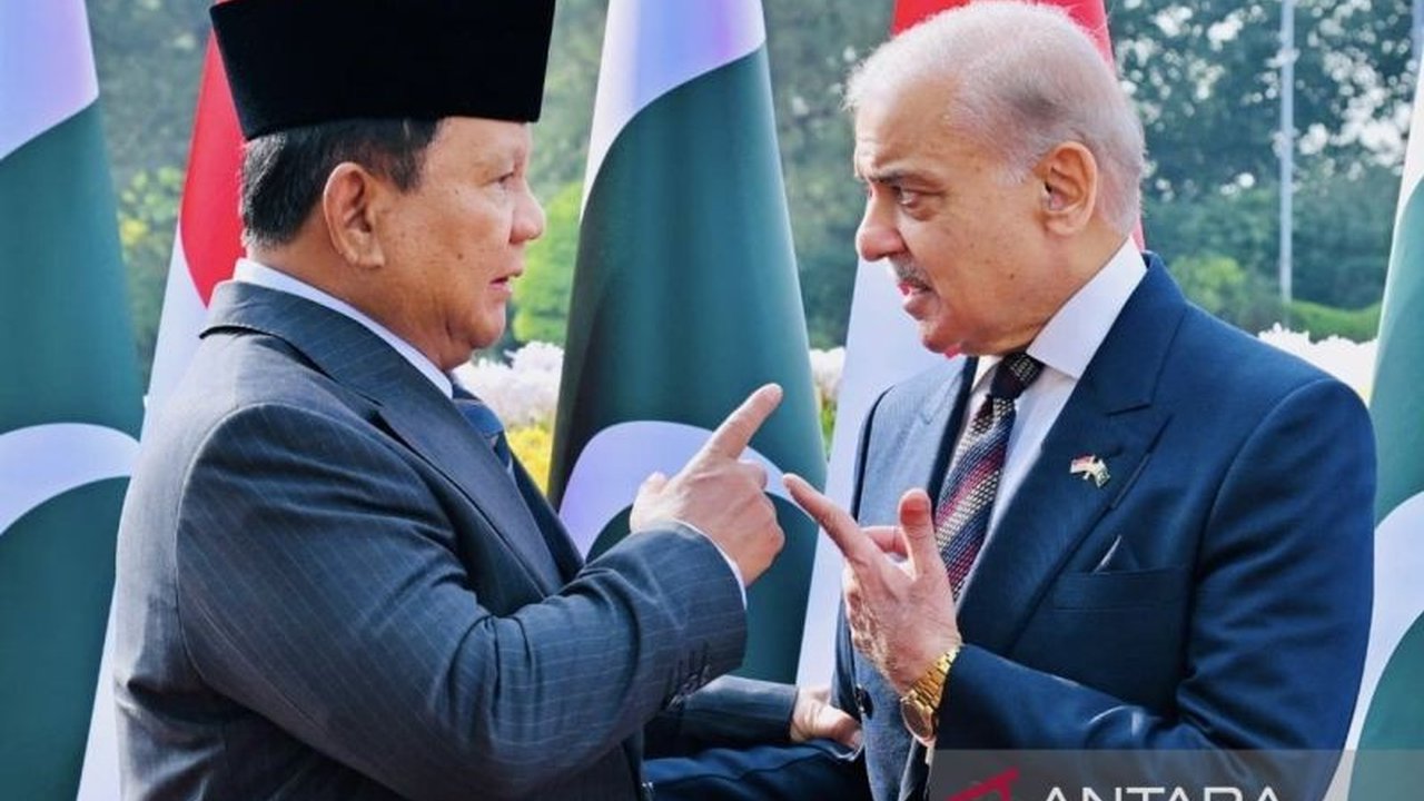 Presiden Prabowo Subianto resmi Undang PM Pakistan Shehbaz Sharif ke Indonesia setelah pertemuan di Islamabad, menandai upaya perkuat kerja sama bilateral di berbagai sektor.