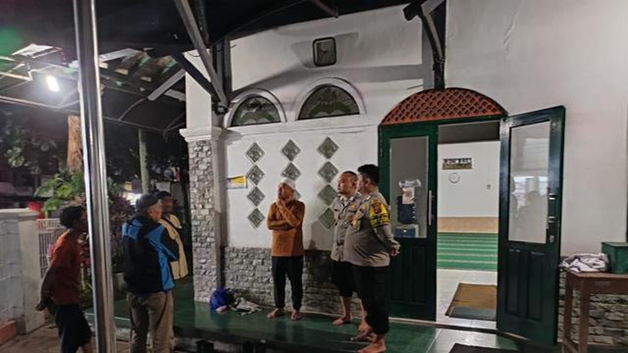 Polisi mengamankan TKP penemuan mayat di dalam toilet Masjid Al-Barkah, di Kampung Cibeurem, Desa Sukaraja, Kecamatan Sukaraja, Kabupaten Sukabumi, pada Selasa malam (9/12/2025). (Liputan6.co