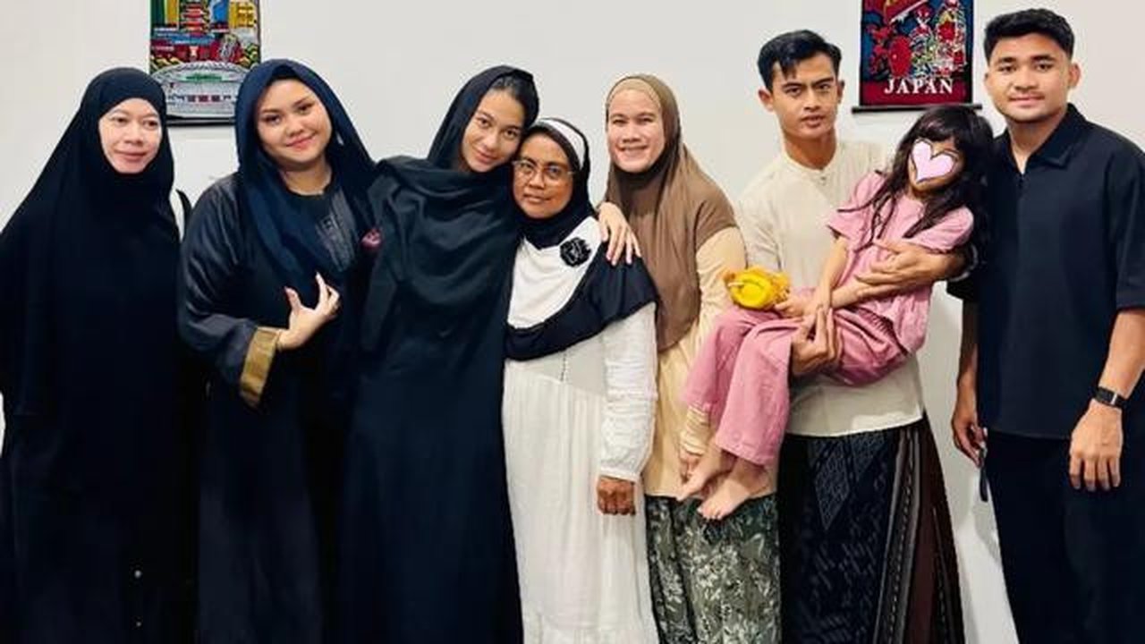 Potret Azizah Salsha melayat dan ziarah ayah Pratama Arhan di Blora. [IG: @arhanazizah.official]