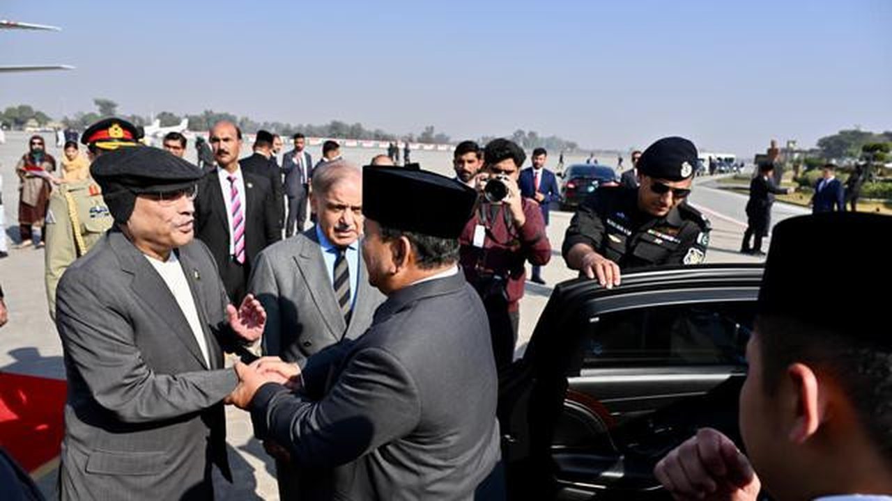 Presiden Prabowo Subianto saat tiba di Islamabad, Pakistan. (Foto: Biropers Kepresidenan)