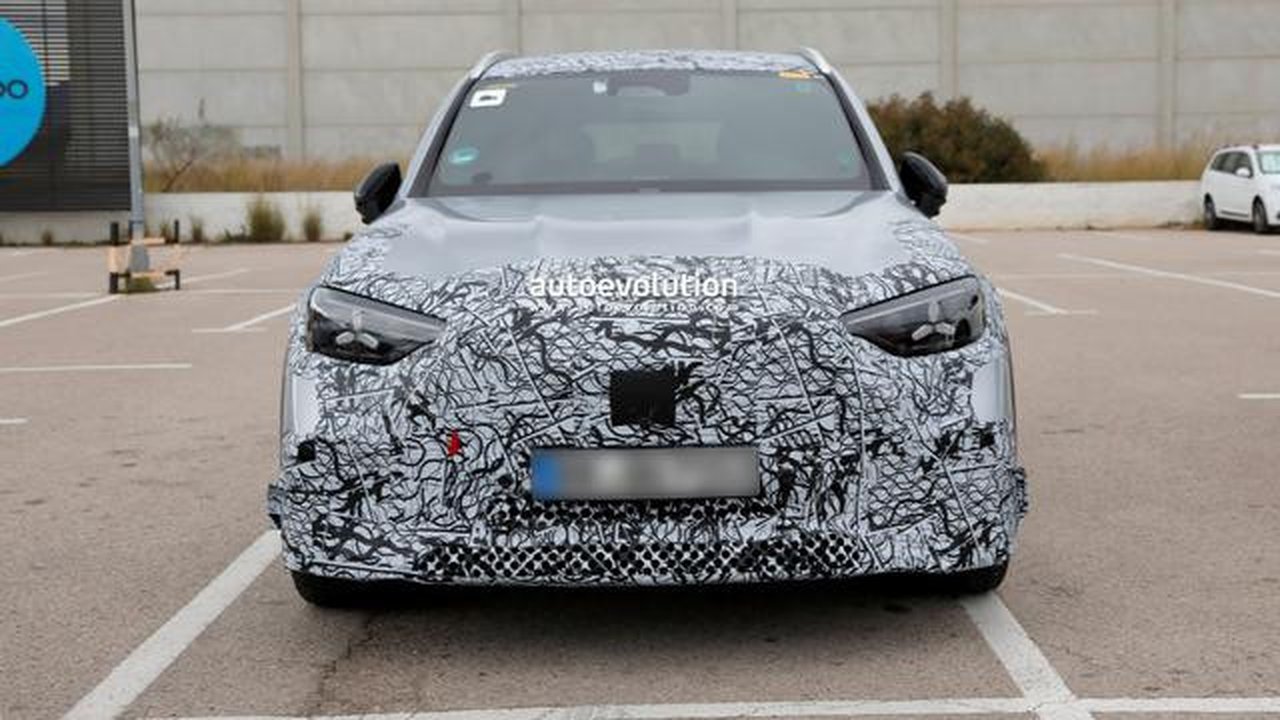 Mercedes-AMG GLC EQ 2027 tertangkap kamera di Eropa dengan kamuflase yang lebih tipis (autoevolution.com)