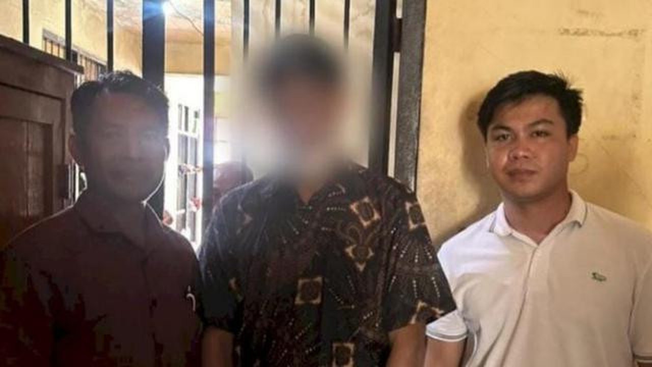 AJ, tersangka pencabulan saat digiring ke sel tahanan (Liputan6.com/ Ola Keda)
