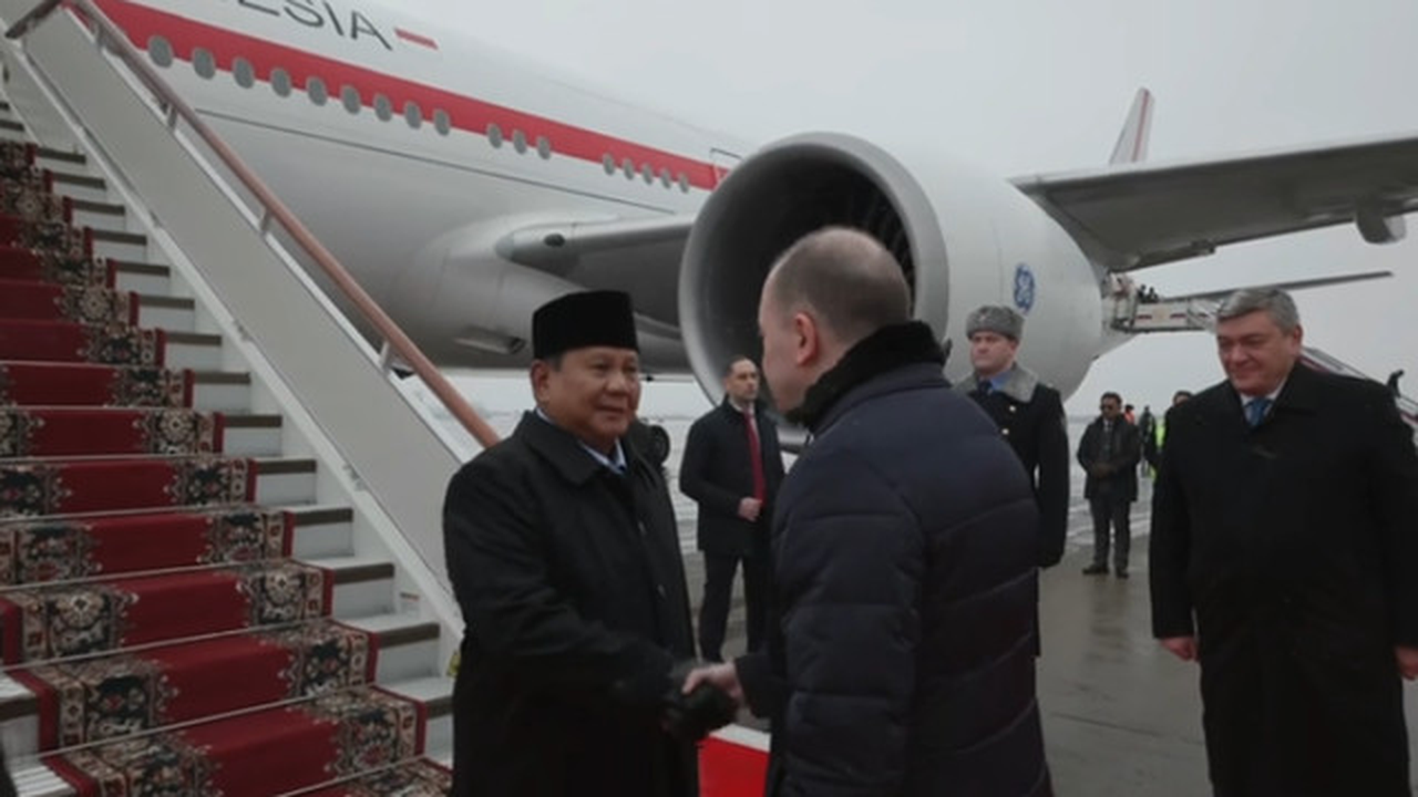 Kedatangan Prabowo di ibu kota Rusia pada Rabu (10/12/2025) berlangsung di tengah guyuran hujan, sebelum ia dijadwalkan bertemu Presiden Vladimir Putin di Kremlin. (Dok. Istimewa)