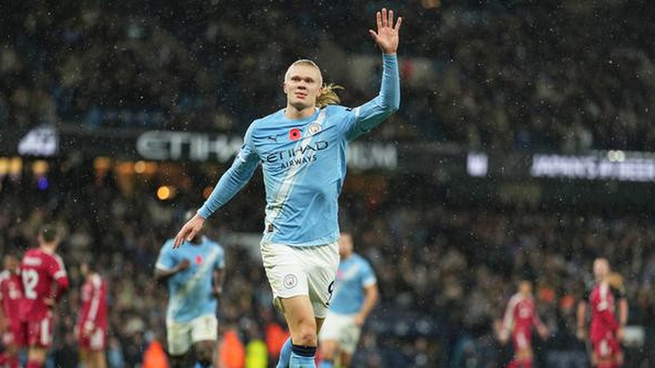 Selebrasi Erling Haaland usai mencetak gol di laga Manchester City vs Liverpool di pekan ke-11 Liga Inggris 2025/2026 di Etihad Stadium, Minggu (09/11/2025). (AP Photo/Jon Super)