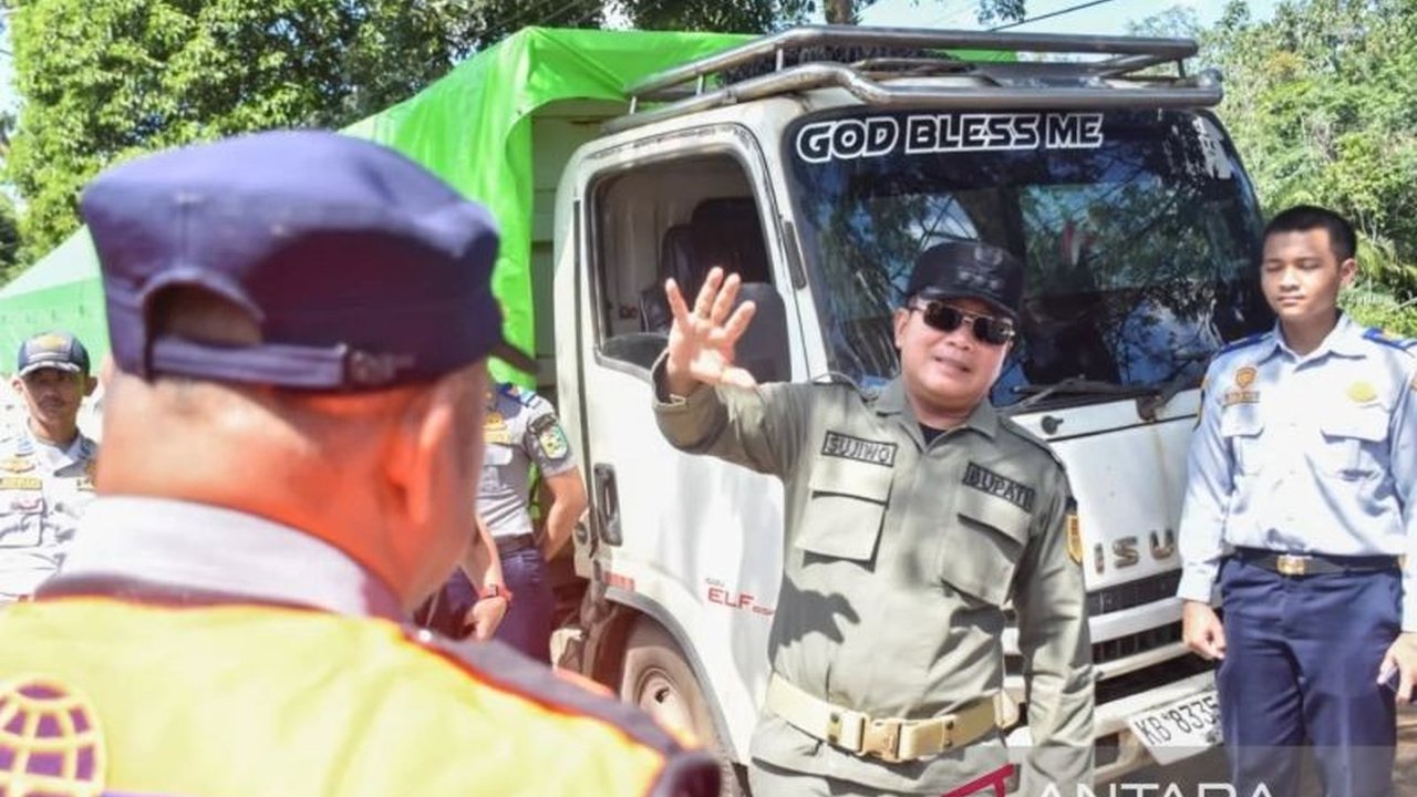 Pemerintah Kabupaten Kubu Raya menertibkan parkir liar angkutan barang di Jalan Mayor Alianyang, Sungai Ambawang, demi kenyamanan warga dan kelancaran lalu lintas.