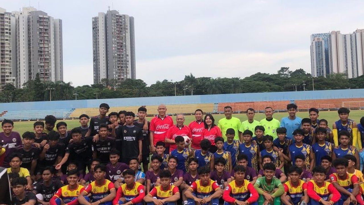 Penggemar sepak bola Indonesia bersiap! Trofi Piala Dunia 2026 akan hadir di Jakarta pada Januari 2025, menjadi kesempatan langka melihat langsung piala bergengsi ini.