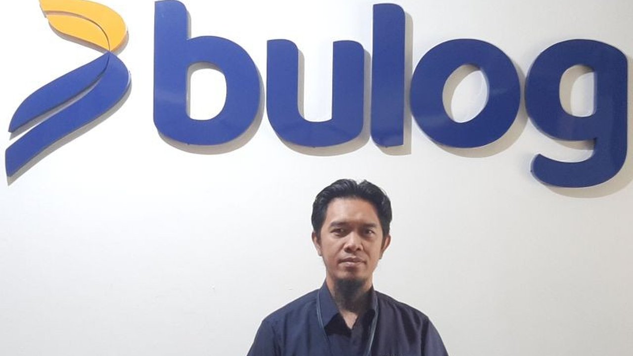 Bulog Tanjungpinang menambah 24 ton beras premium dan minyak goreng MinyaKita untuk stabilisasi harga menjelang Natal 2025 dan Tahun Baru 2026, memastikan ketersediaan pangan di Kepri.