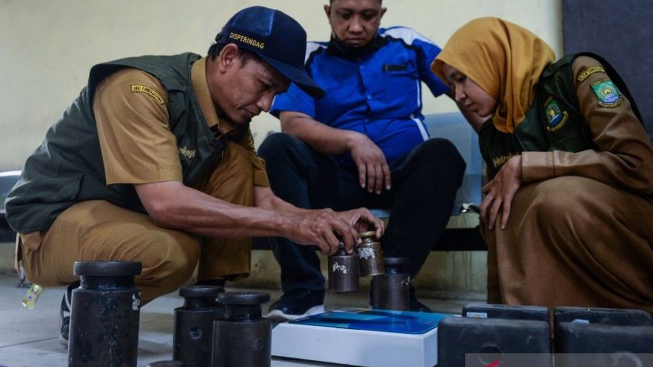 UPTD Metrologi Mukomuko gencar lakukan tera ulang timbangan pedagang di pasar untuk pastikan keakuratan alat ukur dan cegah kerugian konsumen. Bagaimana hasilnya?