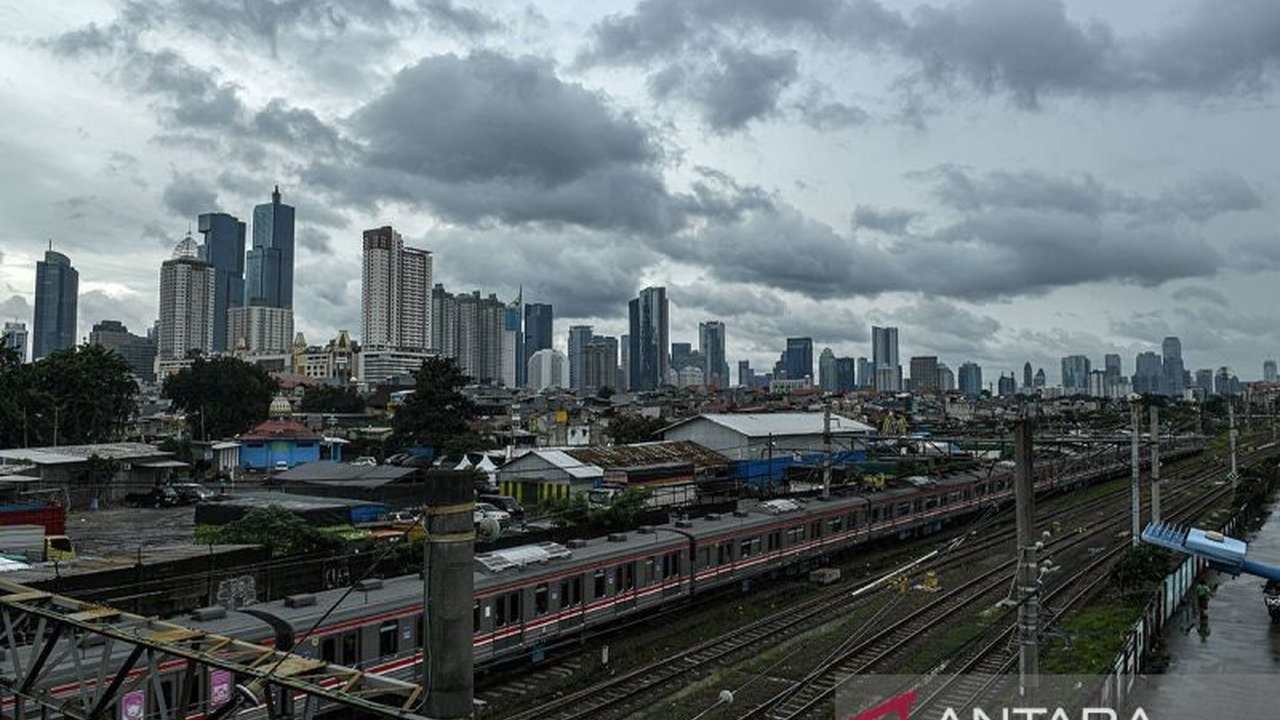 Badan Meteorologi, Klimatologi, dan Geofisika (BMKG) merilis prakiraan cuaca Jakarta hari ini. Sejumlah wilayah Ibu Kota diprediksi akan diguyur hujan ringan hingga petir.