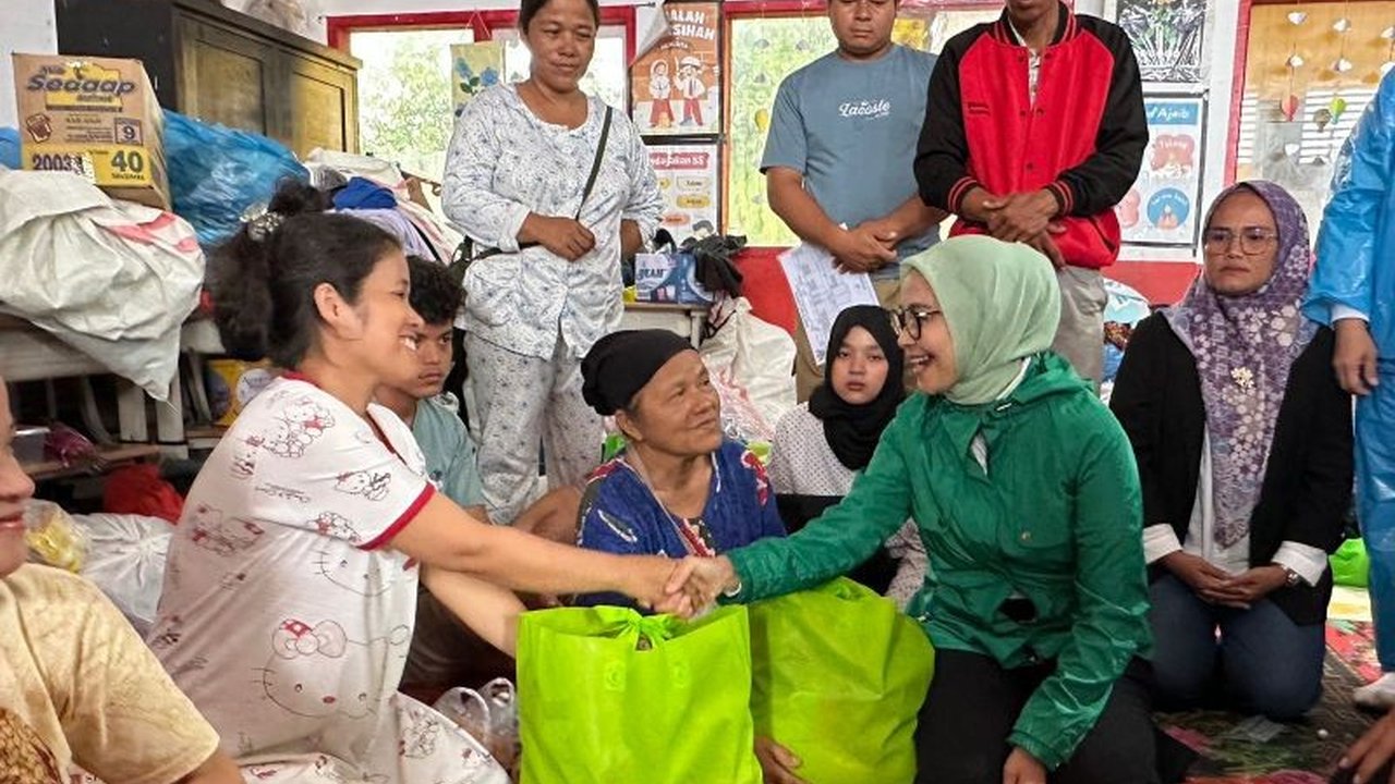 Pembina DPP Perempuan Bangsa, Rustini Muhaimin Salurkan Bantuan Banjir Sumbar di tiga titik terdampak. Aksi kemanusiaan ini diharapkan dapat meringankan beban dan mempercepat pemulihan pascabencana.
