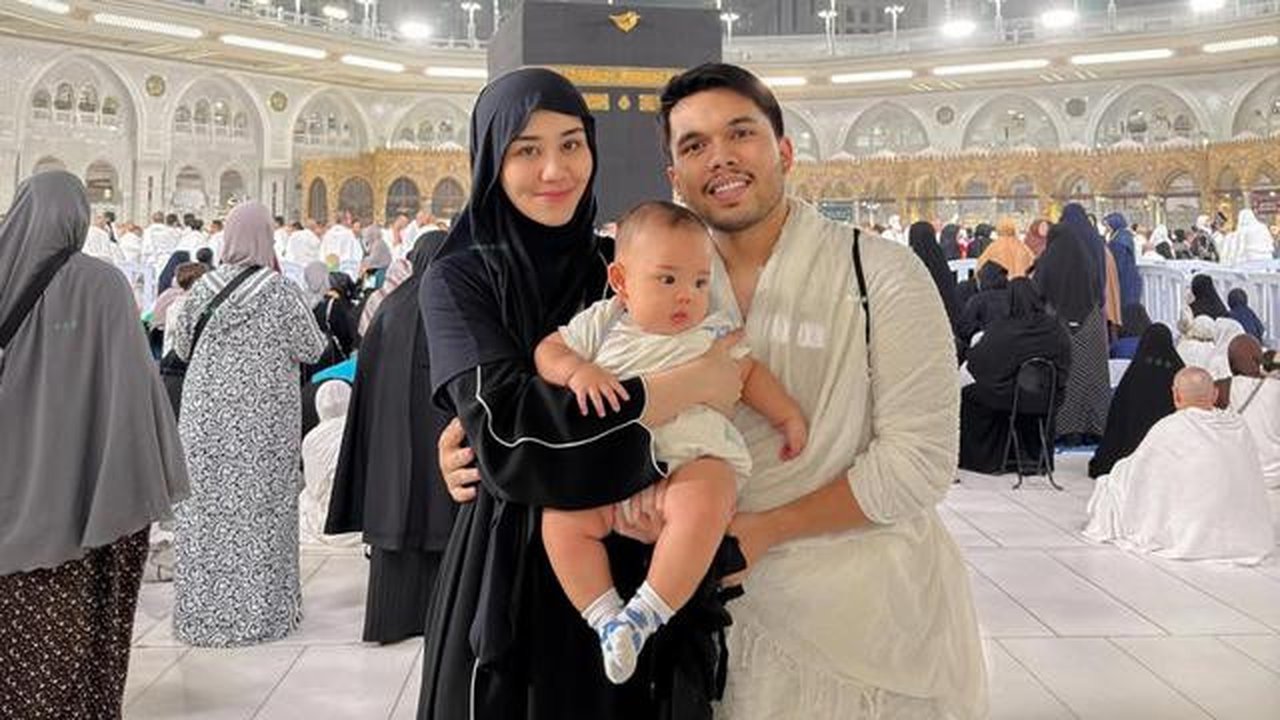 Momen baby Arash, anak Aaliyah Massaid dan Thariq Halilintar, umrah perdana di usia 6 bulan. [IG: @thariqhalilintar]