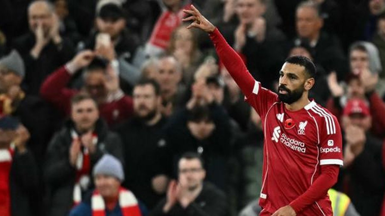 Penyerang Liverpool asal Mesir bernomor punggung 11, Mohamed Salah, merayakan gol pembuka dalam pertandingan Premier League Inggris antara Liverpool dan Aston Villa di Anfield, Liverp