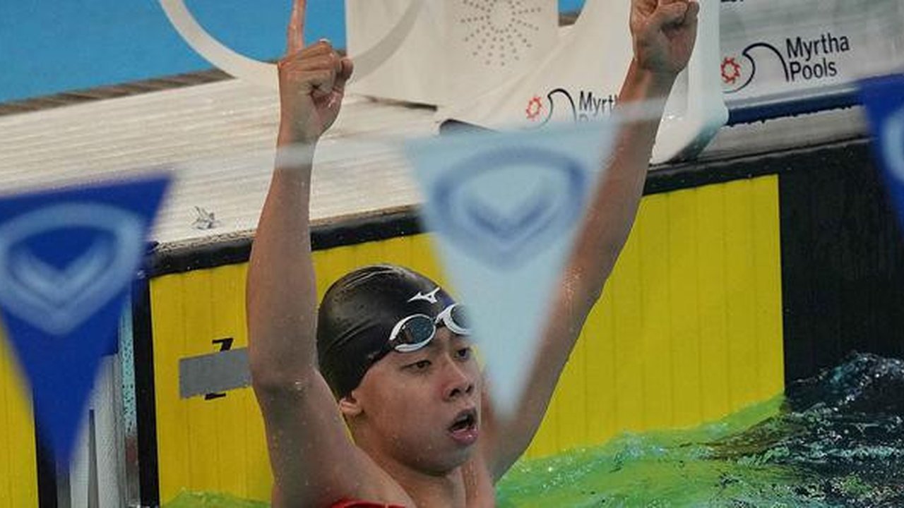 Perenang Indonesia, Jason Donovan Yusuf, merayakan kemenangannya di final 100 meter gaya punggung putra di SEA Games ke-33 di Bangkok, Thailand, Rabu 10 Desember 2025. Cabang olahraga renang