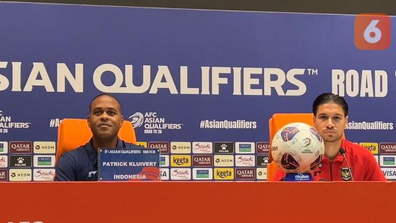 Patrick Kluivert dan Kevin Diks mewakili Timnas Indonesia mengikuti sesi konferensi pers jelang laga melawan Irak di Stadion King Abdullah Sport City, Jeddah, Arab Saudi pada Jumat (10/10/202