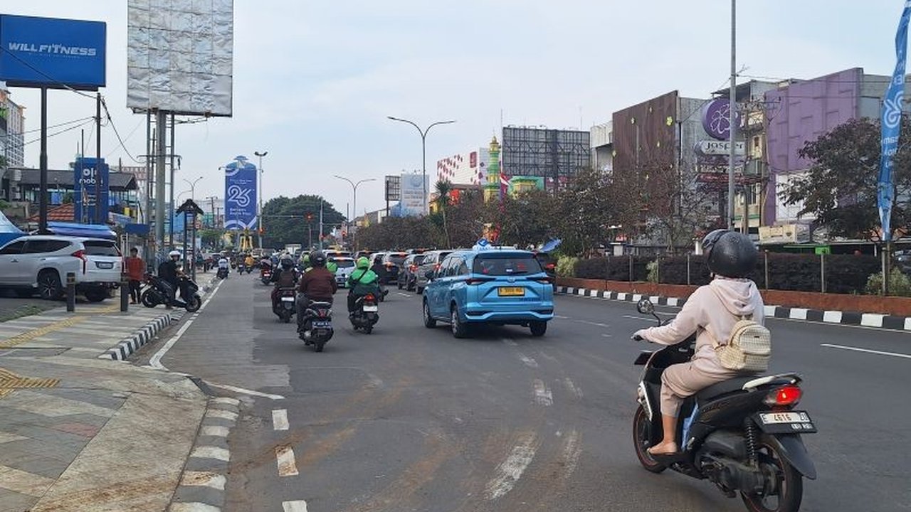 Satpol PP Depok kembali menertibkan puluhan PKL dan bangunan liar di Pancoran Mas, Depok. Langkah tegas ini diambil untuk mengembalikan fungsi lahan dan menciptakan ketertiban umum.