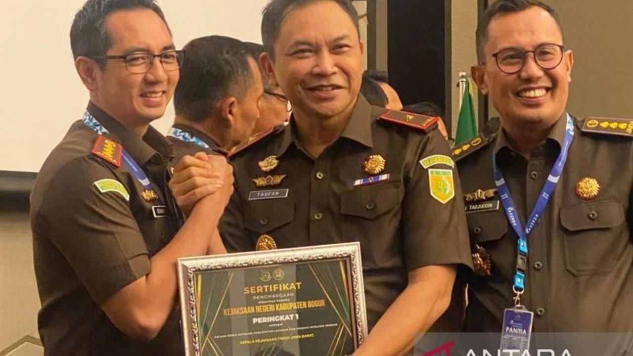 Kejari Kabupaten Bogor berhasil memborong tujuh penghargaan bergengsi di Rapat Kerja Daerah Kejati Jabar, menunjukkan komitmen kuat dalam pelayanan publik dan penegakan hukum.