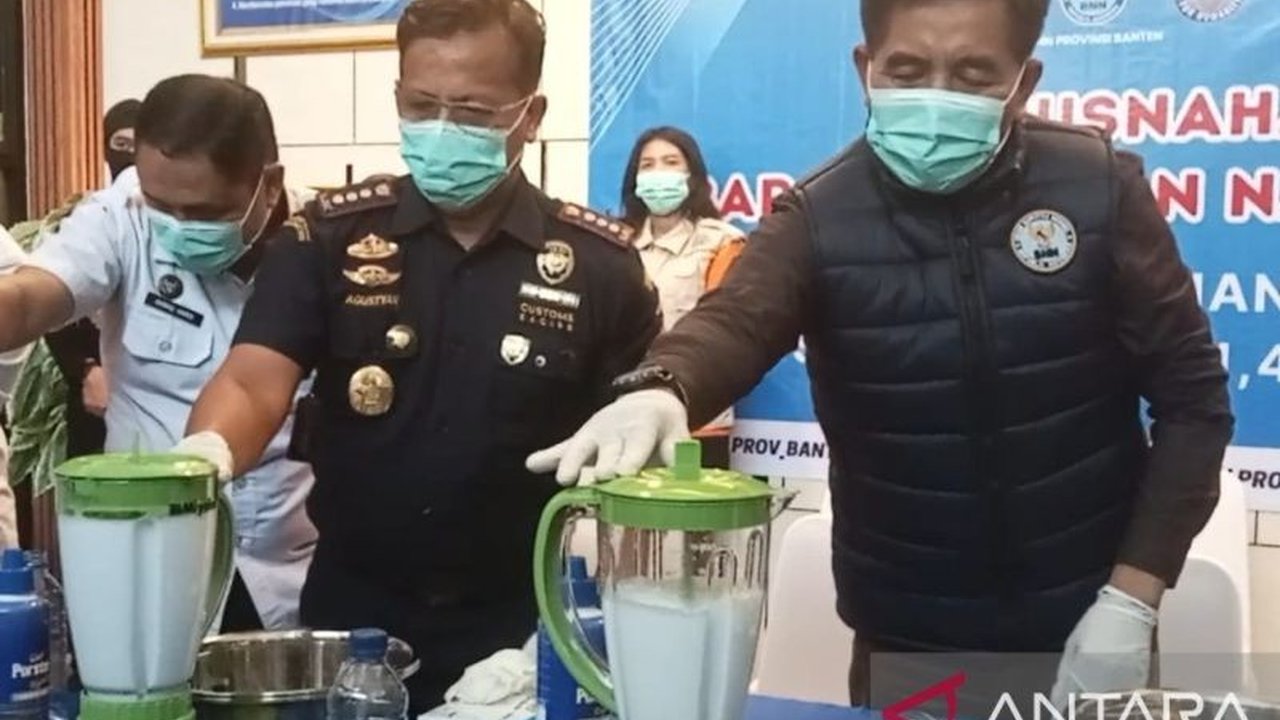 BNNP Banten musnahkan sabu seberat 4,3 kg hasil pengungkapan jaringan narkoba antarprovinsi. Dua pelaku asal Aceh dan Batam kini terancam hukuman berat.