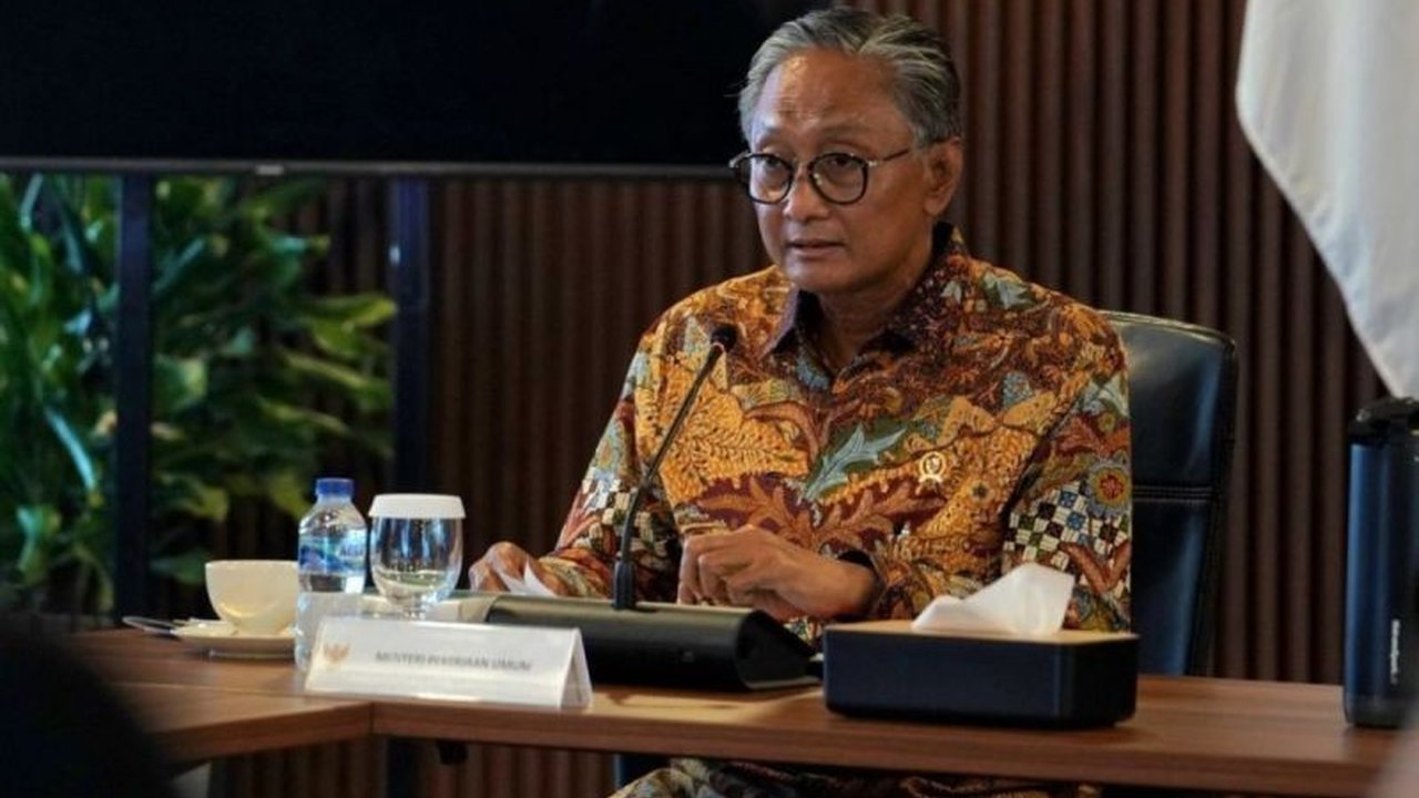 Menteri PU Dody Hanggodo mempercepat penanganan pascabencana di tiga provinsi Sumatera, mengerahkan ratusan personel dan alat berat, dengan estimasi anggaran Rp51,82 triliun.