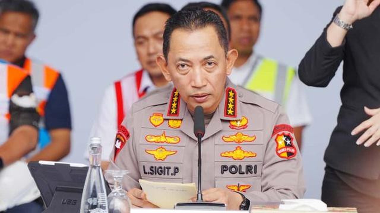 Kapolri Jenderal Listyo Sigit Prabowo saat memberikan keterangan terkait pelanggaran ekspor produk CPO. (Foto: Istimewa).