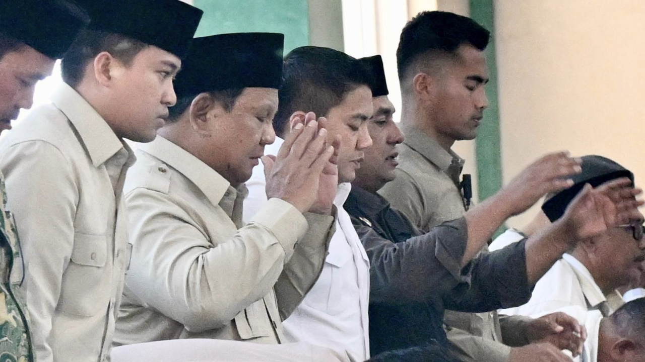 Momen Presiden Prabowo Salat Jumat dengan Pengungsi Banjir di Aceh
