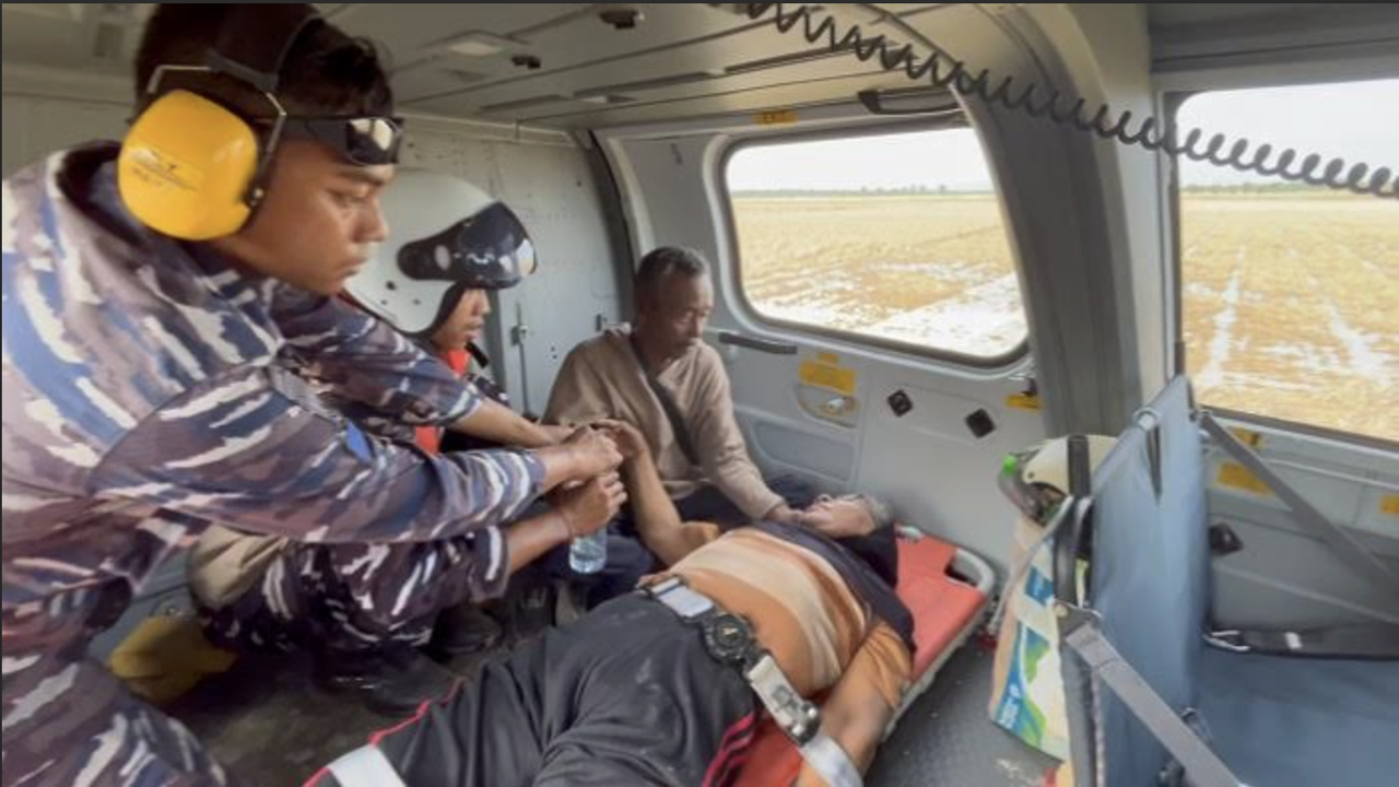 TNI AL Evakuasi Warga Alami Stroke dan Patah Kaki Pakai Helikopter