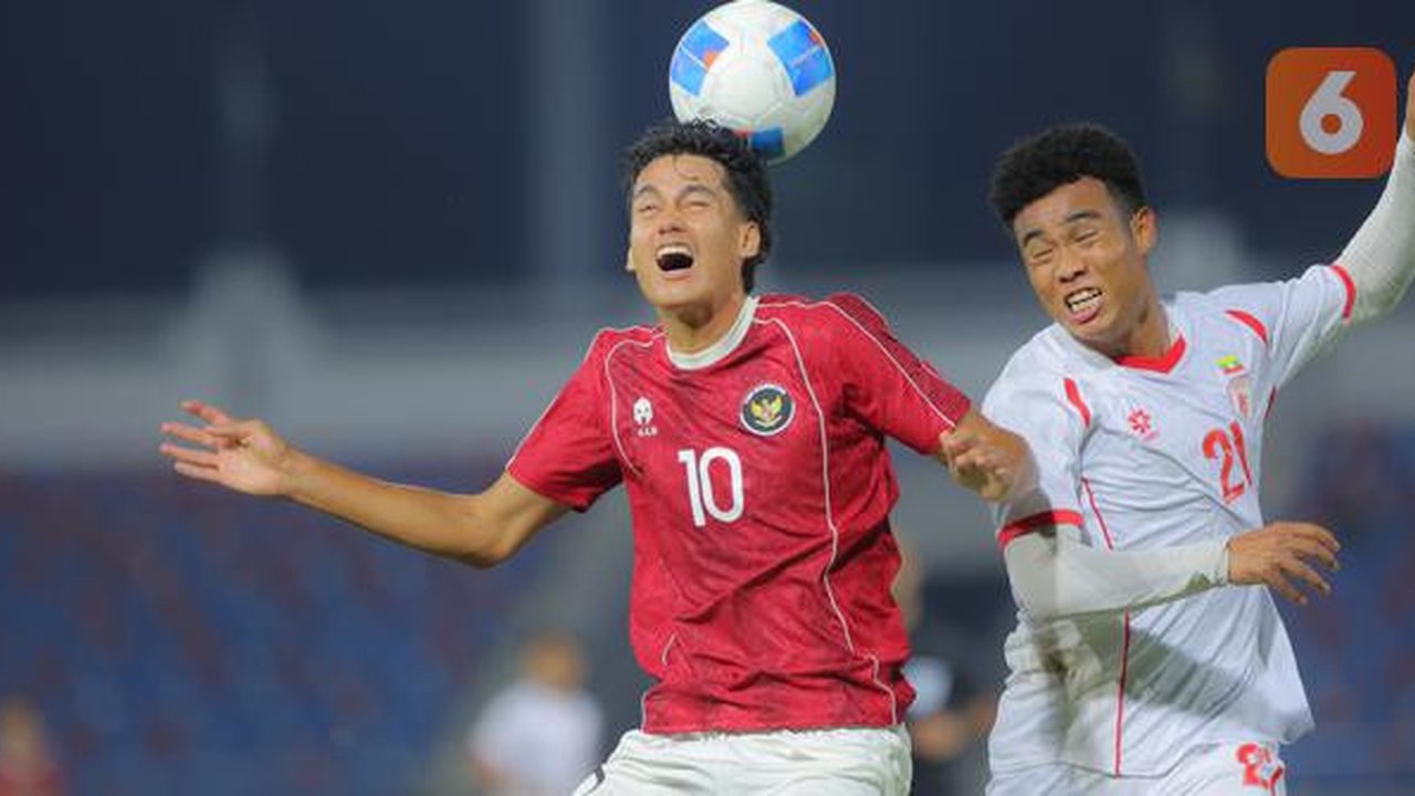 Duel pemain Timnas Indonesia U-22, Rafael Struick dengan pemain Myanmar U-22 pada pertandingan SEA Games 2025 di 700th Anniversary Stadium, Chiang Mai, Jumat (12/12/2025). (Bola.com/Bagaskara