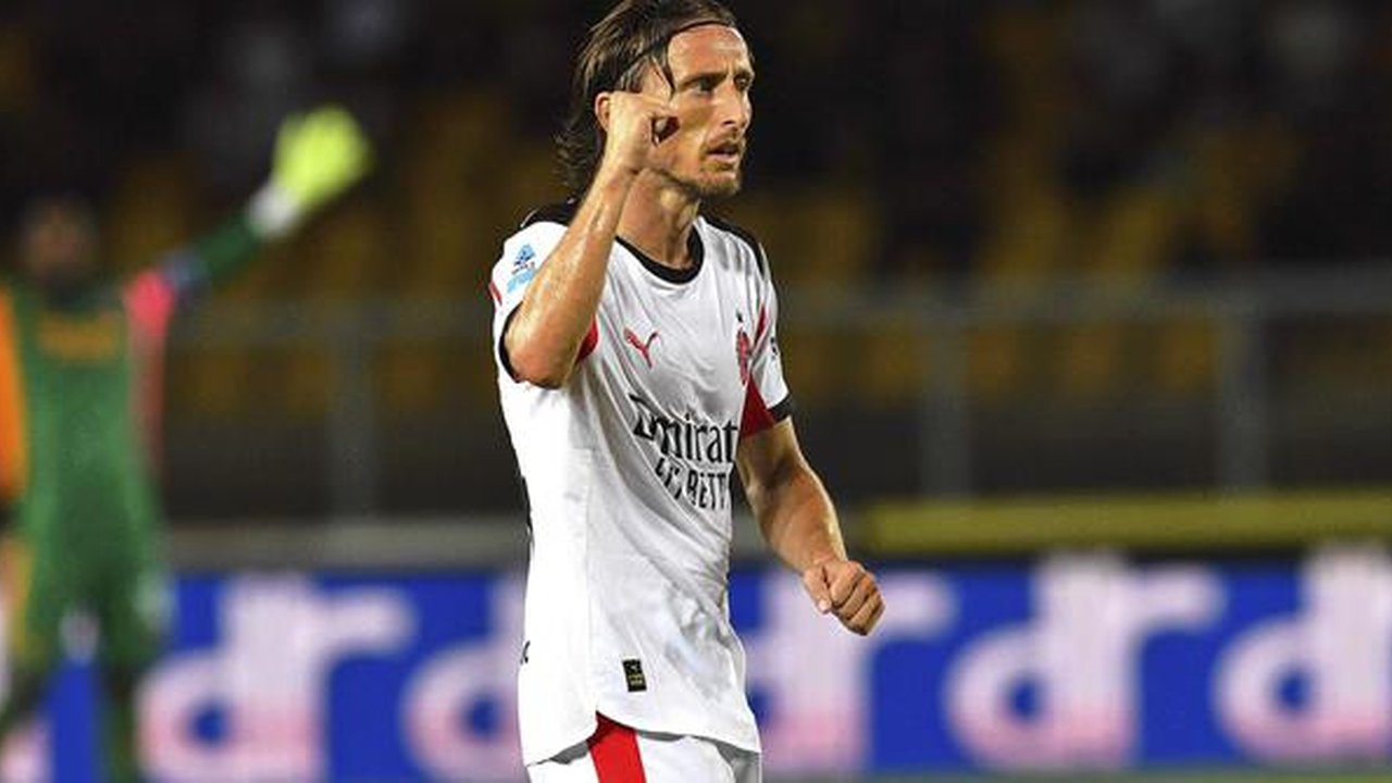 Gelandang AC Milan, Luka Modric, merayakan gol timnya dalam laga Serie A antara Lecce dan AC Milan di Stadion Via del Mare, Lecce, Italia, Jumat, 29 Agustus 2025. (Giovanni Evangelista/LaP