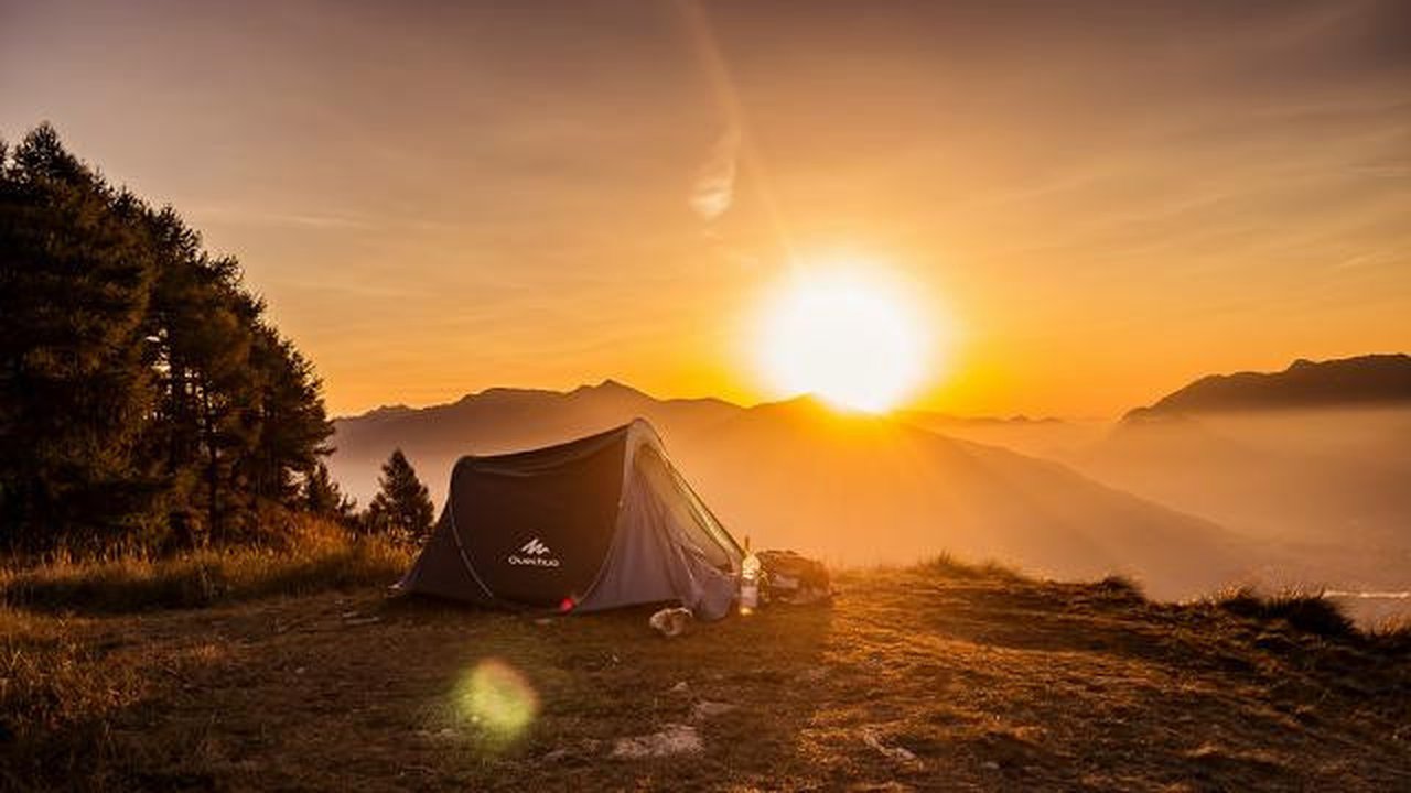 Ilustrasi Camping di Pegununganan. (Unsplash - Kevin Ianeselli)