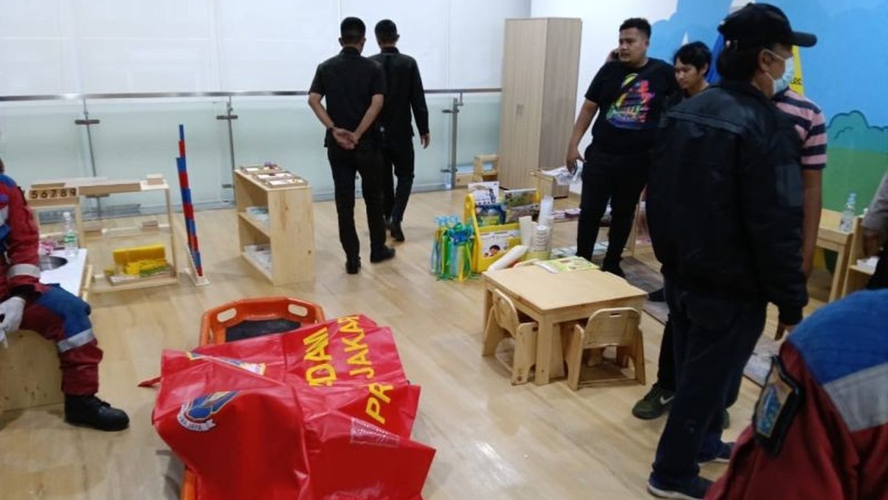 Seorang pria tersetrum listrik saat memasang kabel di plafon ruko Tanjung Priok, Jakarta Utara. Petugas Gulkarmat Jakut berhasil mengevakuasi jasadnya setelah insiden tragis.