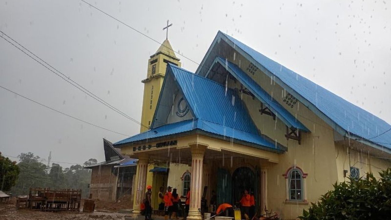 GP Ansor menunjukkan solidaritas kemanusiaan dengan aksi bersih-bersih gereja terdampak banjir di Tapanuli Tengah, memastikan kenyamanan ibadah umat Kristiani jelang Natal.