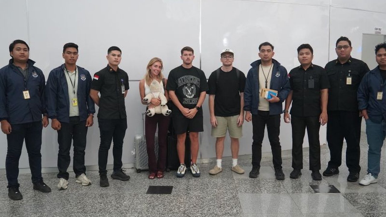 Kantor Imigrasi Ngurah Rai Bali melakukan **deportasi bintang porno Bali** asal Inggris, TEB alias Bonnie Blue, bersama tiga rekannya karena melanggar izin keimigrasian dan aturan lalu lintas, memicu pertanyaan tentang aktivitas WNA di Pulau Dewata.