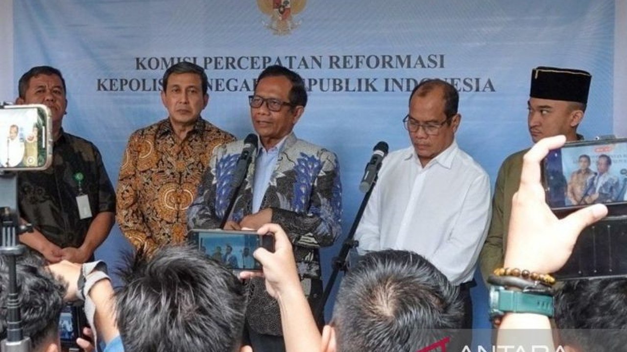 Guru Besar UII Prof. Mahfud MD menegaskan Perpol 10/2025 bertentangan dengan putusan MK Nomor 114/PUU-XXIII/2025, yang mewajibkan anggota Polri pensiun jika bertugas di sipil.