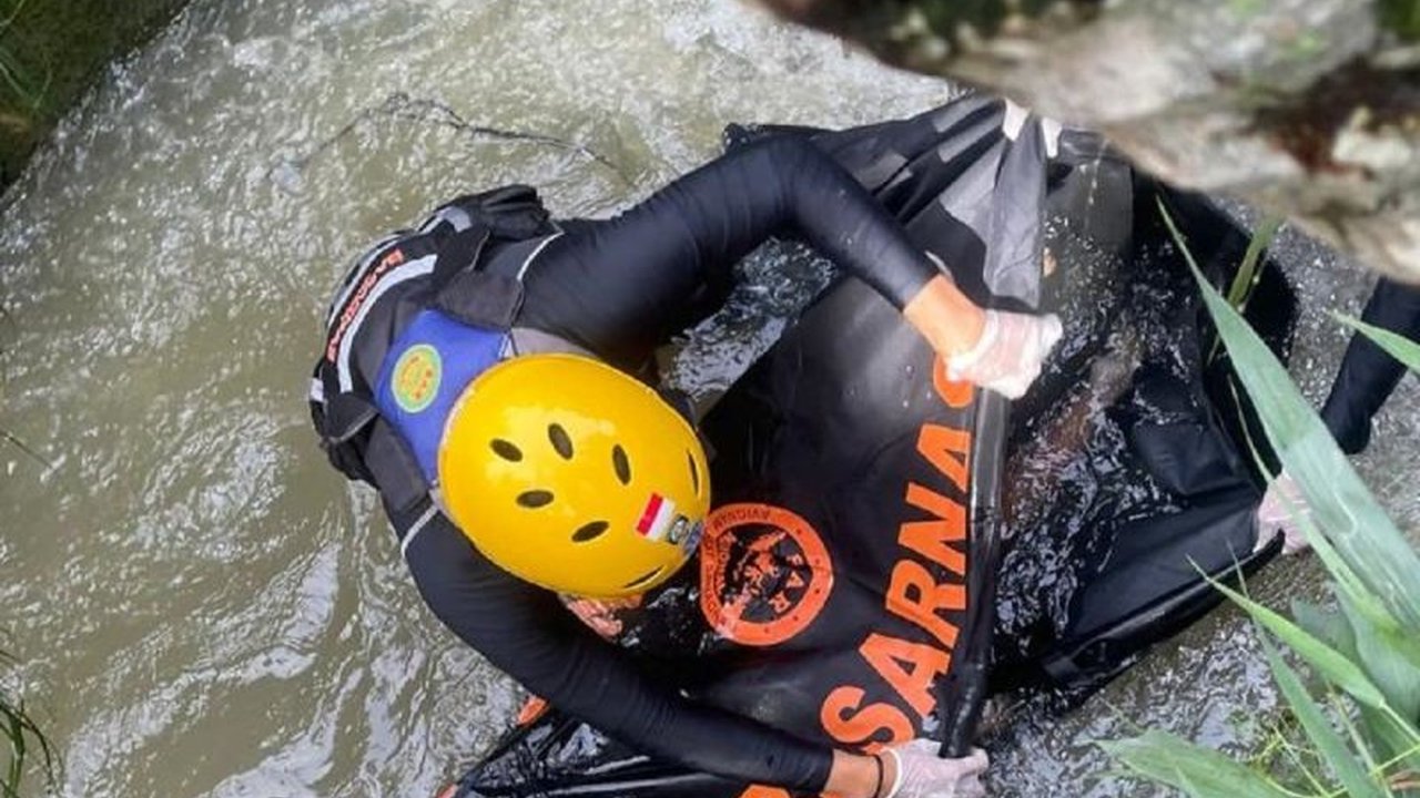 Seorang bocah perempuan di Jambi yang terseret arus drainase saat bermain hujan ditemukan meninggal dunia. Bagaimana kronologi lengkap kejadian tragis ini?