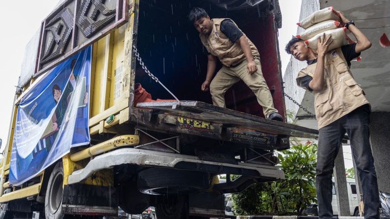Universitas Andalas (UNAND) menerima Bantuan Kemendiktisaintek berupa sembako dan pendanaan pengabdian untuk mahasiswa terdampak bencana di Sumatera Barat. Simak detailnya!