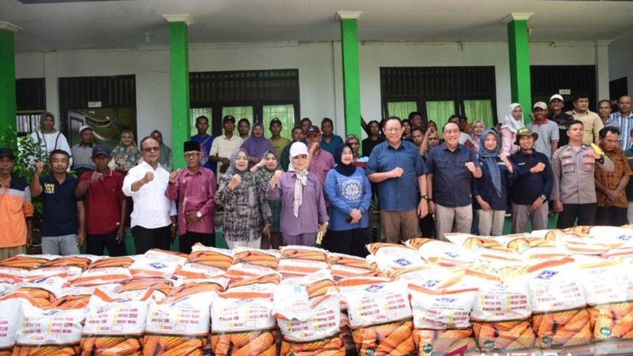 Gubernur Gorontalo Gusnar Ismail menyalurkan bantuan benih jagung senilai Rp6,4 miliar untuk ribuan petani di Kabupaten Gorontalo. Langkah ini diharapkan mendongkrak produktivitas dan kesejahteraan.