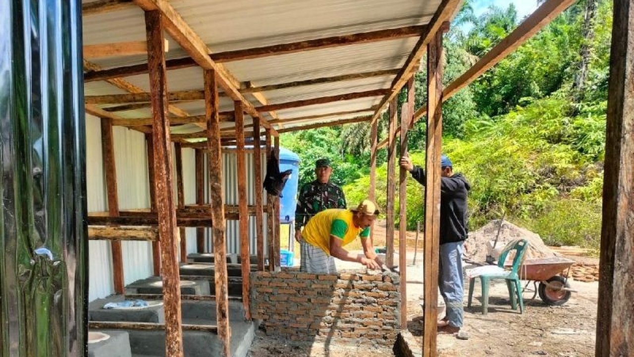 Satgas Kodam I/BB sigap membangun fasilitas MCK darurat di Desa Batu Hula, Tapanuli Selatan. Langkah ini krusial untuk menjaga kesehatan serta kebersihan para pengungsi.
