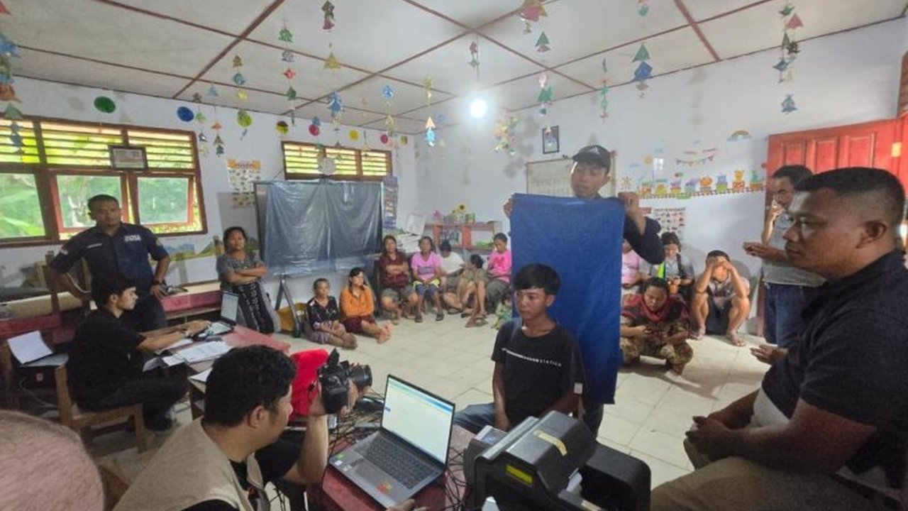 Direktorat Jenderal Kependudukan dan Pencatatan Sipil (Dukcapil) Kemendagri mengirim tim khusus untuk memastikan layanan Dukcapil bencana tetap berjalan di Aceh, Sumatera Utara, dan Sumatera Barat, membantu warga yang kehilangan dokumen penting.