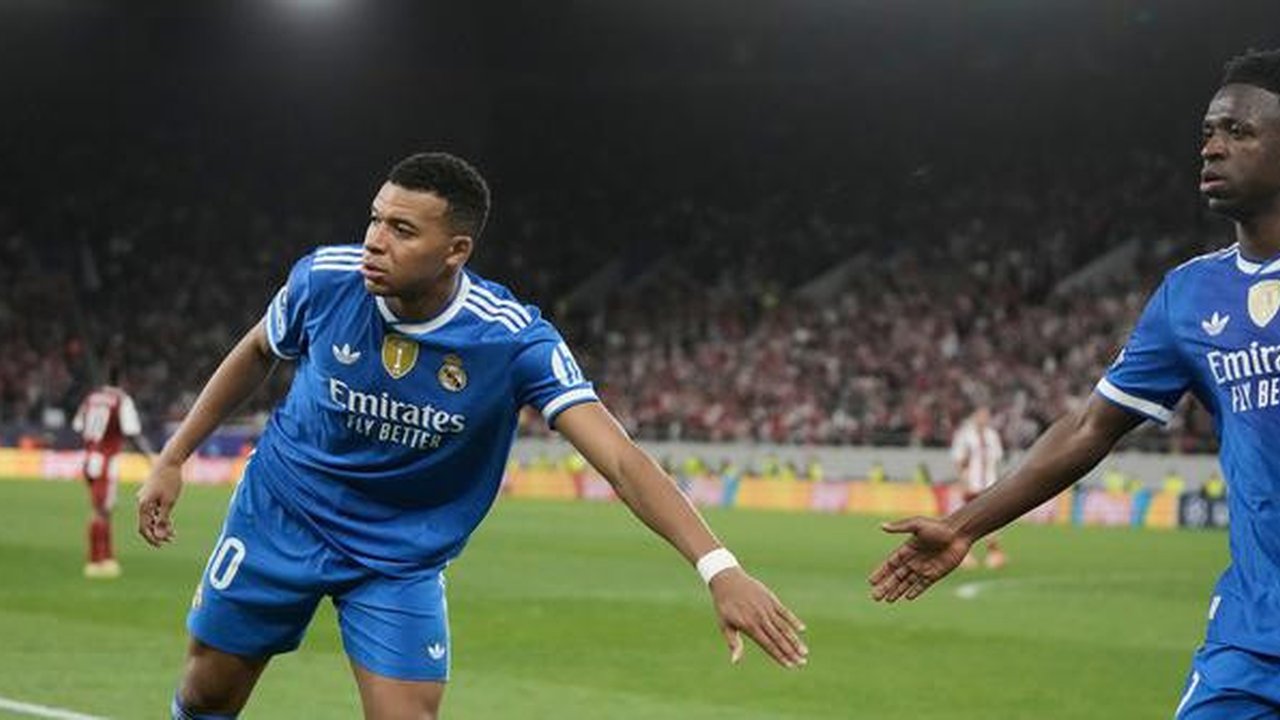 Pemain Real Madrid, Vinicius Junior, kanan, berjabat tangan dengan Kylian Mbappe setelah digantikan dalam pertandingan pembuka Liga Champions antara Olympiacos dan Real Madrid di pelabuhan Pi