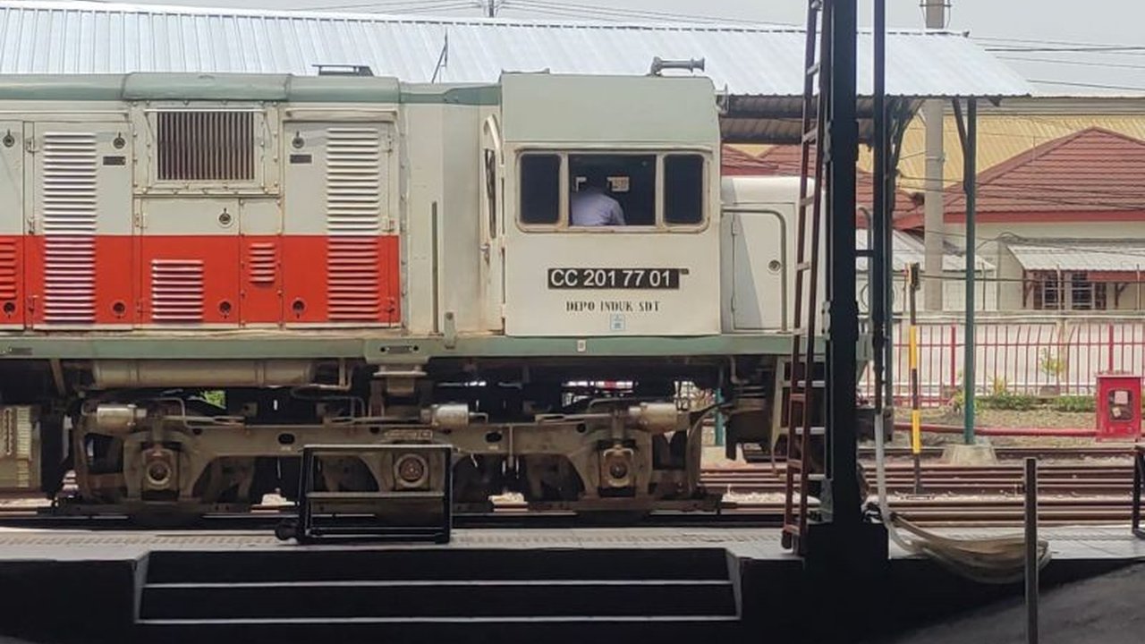 PT KAI Daop 7 Madiun segera mengirim teknisi untuk mengatasi gangguan lokomotif KA Kertanegara di Kediri, memastikan perjalanan kembali normal dan meminimalkan dampak bagi penumpang.