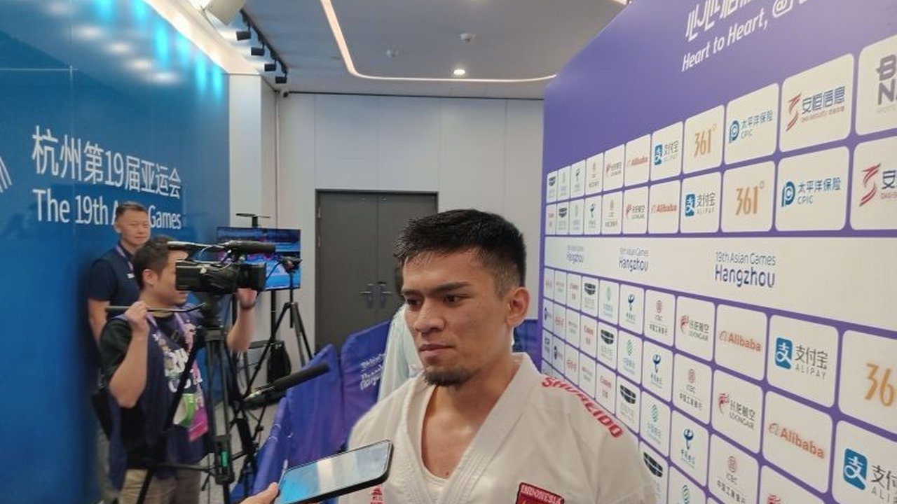 Joshua Kandou sukses menyumbangkan medali emas pertama bagi Indonesia dari cabang olahraga karate kumite di SEA Games 2025 Bangkok. Kemenangan ini menandai pencapaian terbaiknya, sekaligus menambah daftar prestasi Indonesia di ajang olahraga bergengsi.