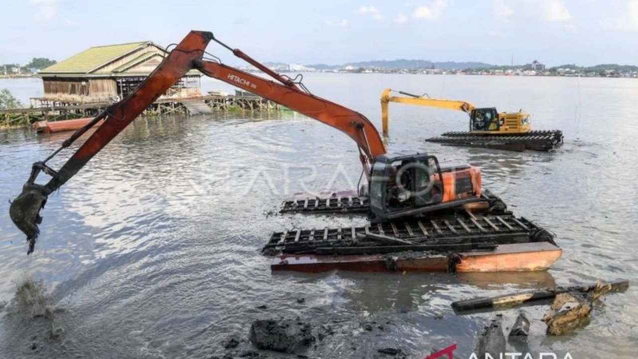 Balai Wilayah Sungai (BWS) Kalimantan IV Samarinda mempercepat program normalisasi sungai guna mengatasi banjir Samarinda, dengan peninggian tanggul Sungai Karang Mumus dan anggaran disiapkan 2026.